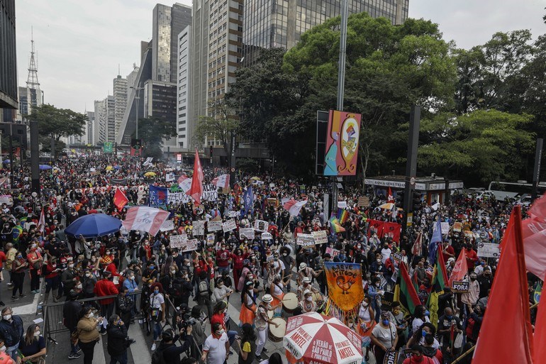 ΦΩΤΟ: Τεράστιες διαδηλώσεις στην Βραζιλία κατά του ακροδεξιού " σκεπτικιστή" του κορωνοϊού Μπολσονάρου, μετά τους 500.000 νεκρούς