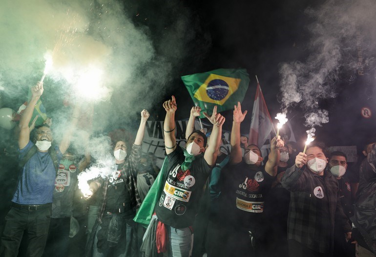 ΦΩΤΟ: Τεράστιες διαδηλώσεις στην Βραζιλία κατά του ακροδεξιού " σκεπτικιστή" του κορωνοϊού Μπολσονάρου, μετά τους 500.000 νεκρούς