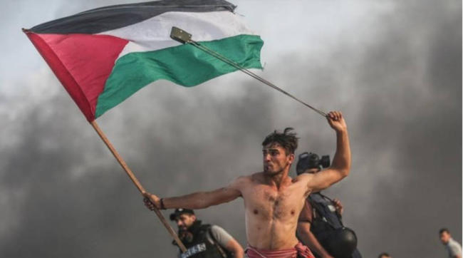 Οι ισραηλινές αρχές πυροβόλησαν το διαδηλωτή-σύμβολο με την Παλαιστινιακή σημαία (Φωτό)