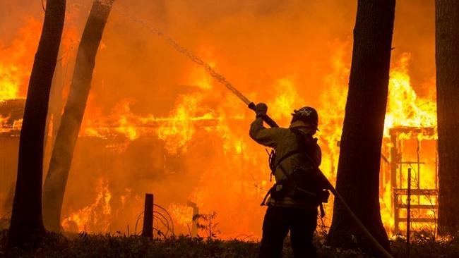 Θυελλώδεις άνεμοι τροφοδοτούν τις φλόγες στην Καλιφόρνια, πάνω από 200 οι αγνοούμενοι