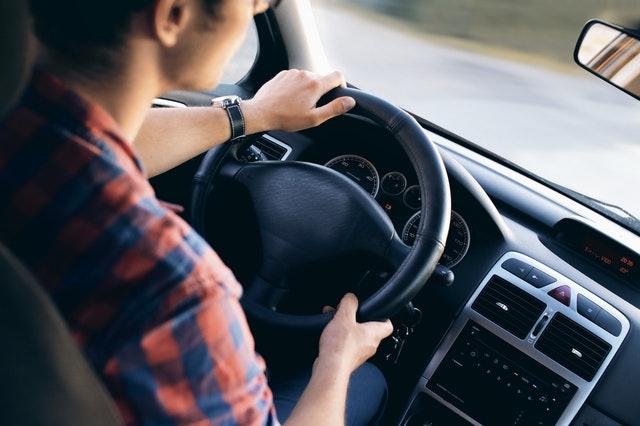 Δίπλωμα οδήγησης: Αλλάζουν τα όρια ηλικίας για τους οδηγούς