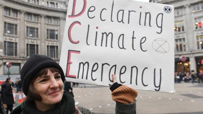 Η κλιματική αλλαγή θα "γκρεμίσει" την αμερικανική οικονομία, προειδοποιεί κυβερνητική έκθεση, που έρχεται σε σύγκρουση με την πολιτική του Ντόναλντ Τραμπ για το περιβάλλον