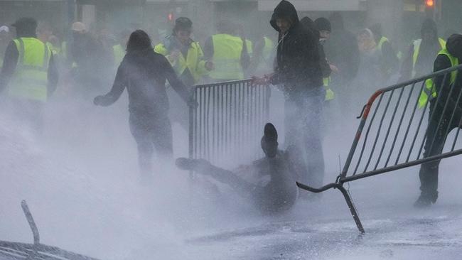 Η αστυνομία κάνει χρήση δακρυγόνων στο Παρίσι κατά της διαδήλωσης των «κίτρινων γιλέκων»