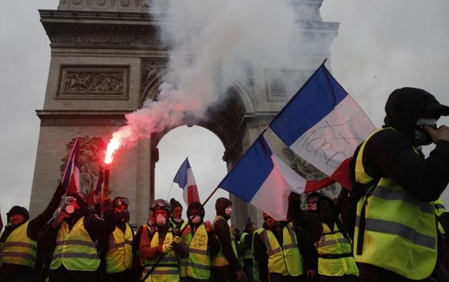 Γαλλία: Αναστολή της αύξησης της φορολογίας στα καύσιμα για έξι μήνες