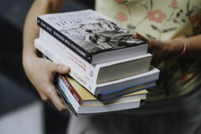 Νέοι καλλιτέχνες στηρίζουν τις δράσεις της πολυγλωσσικής βιβλιοθήκης We Need Books