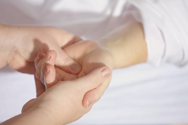 Πρησμένα δάχτυλα χεριών: 10 πιθανές αιτίες & πότε να ανησυχήσετε