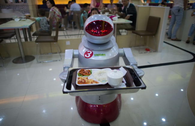 Το πρώτο καφέ με σερβιτόρους ρομπότ