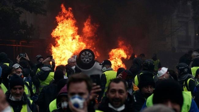 Κρίσιμη και αποφασιστική η σημερινή ημέρα για τη Γαλλία - Τι λέει ο γαλλικός τύπος