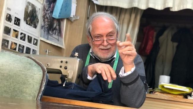 Ο ράφτης της Θεσσαλονίκης που υπηρετεί για έξι δεκαετίες την τέχνη του, με το ίδιο μεράκι