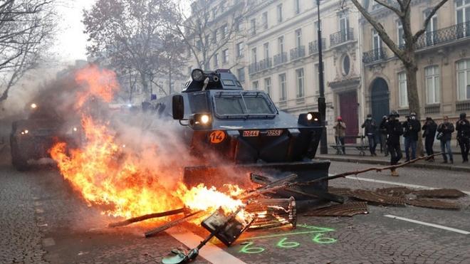 «Κίτρινα Γιλέκα»: Άγρια καταστολή στο Παρίσι - 125.000 διαδηλωτές σε ολόκληρη τη χώρα, 1.385 προσαγωγές, 975 συλλήψεις, 118 τραυματίες [ΦΩΤΟ-ΒΙΝΤΕΟ]