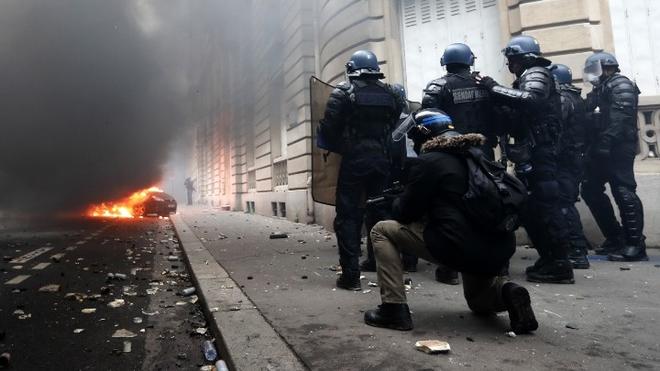 «Κίτρινα Γιλέκα»: Άγρια καταστολή στο Παρίσι - 125.000 διαδηλωτές σε ολόκληρη τη χώρα, 1.385 προσαγωγές, 975 συλλήψεις, 118 τραυματίες [ΦΩΤΟ-ΒΙΝΤΕΟ]