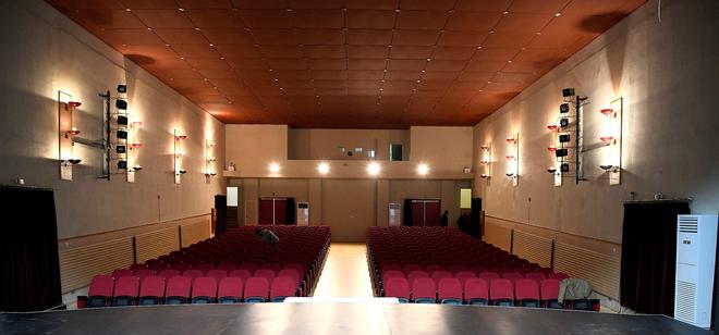 Πλήρης ανακαίνιση του Δημοτικού Θεάτρου Μάνδρας Αττικής με χορηγία της ΕΛΠΕ