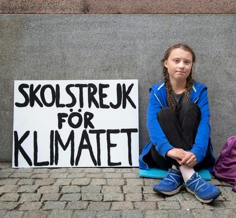 Δεκαπεντάχρονη περιβαλλοντική ακτιβίστρια με σύνδρομο Asperger αφυπνίζει και εμπνέει την Ευρώπη (Video)