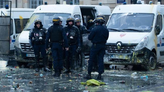 Χάος στους γαλλικούς αυτοκινητοδρόμους, καθώς τα "κίτρινα γιλέκα" πυρπολούν διόδια Χάος στους γαλλικούς αυτοκινητοδρόμους, καθώς τα "κίτρινα γιλέκα" πυρπολούν διόδια