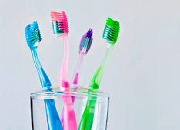 Οι κίνδυνοι που κρύβουν οι οδοντόβουρτσες και τι πρέπει να κάνετε για να προστατευτείτε