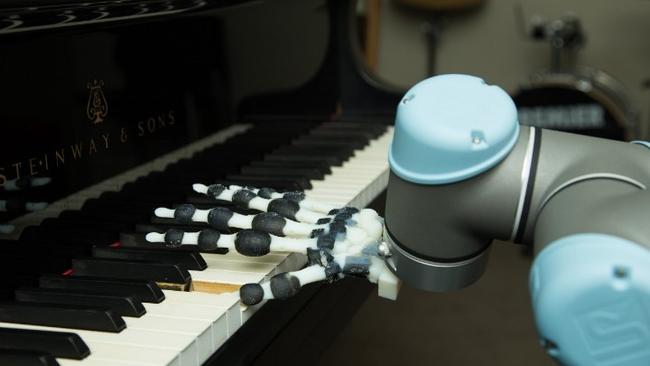 Αυτό είναι το πρώτο ρομποτικό χέρι που παίζει πλέον πιάνο