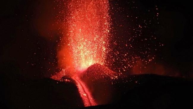 Έκρηξη στο ηφαίστειο της Αίτνας, οι αρχές έκλεισαν το αεροδρόμιο