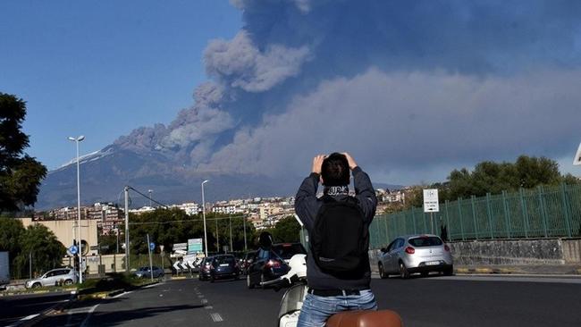 Η σοκαριστική στιγμή της έκρηξης του ηφαιστείου της Αίτνας (VIdeo)