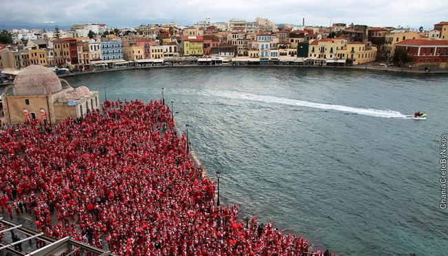 Χανιά: Εκατοντάδες Αη-Βασίληδες πλημμύρισαν την πόλη για καλό σκοπό Χανιά: Εκατοντάδες Αη-Βασίληδες πλημμύρισαν την πόλη για καλό σκοπό