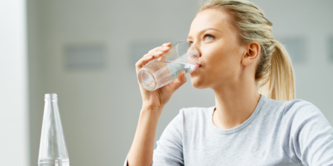Ουροποιητικό: Πρέπει τελικά να πίνουμε 8 ποτήρια νερό ημερησίως;
