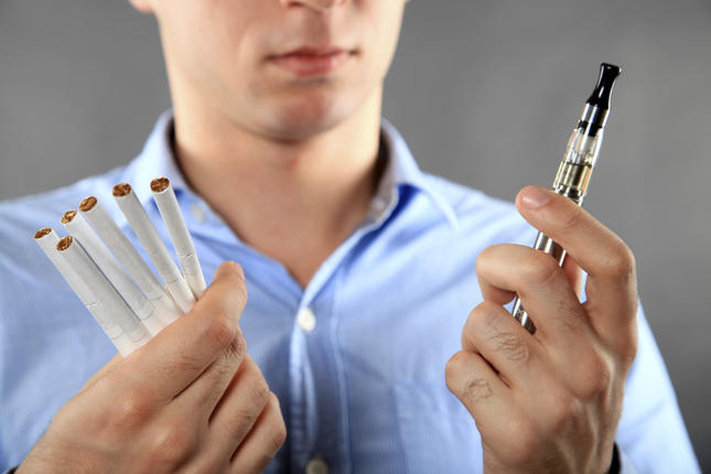 Ηλεκτρονικό τσιγάρο. Είναι λιγότερο επιβλαβές από το κάπνισμα; Τι λένε οι έρευνες (Video)
