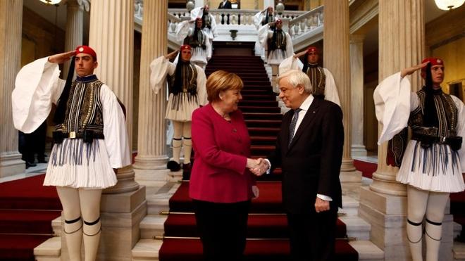 Μέρκελ για γερμανικές αποζημιώσεις: "Υπόθεση καρδιάς να στηρίξουμε την Ελλάδα - Γνωρίζουμε πόση οδύνη προκαλέσαμε ως Γερμανία"