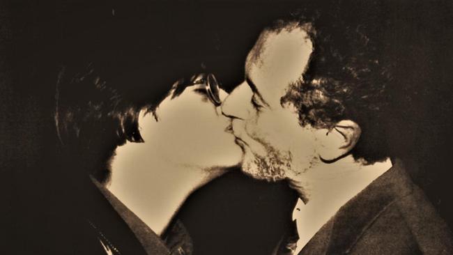 «Έσβησε» το σημαντικότερο φιλί της 30ετίας
