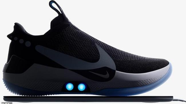 Τα πρώτα «έξυπνα» αθλητικά παπούτσια είναι εδώ: Προσαρμόζονται στο σχήμα του ποδιού και δένονται μόνα τους με εντολή από το κινητό! (Video)