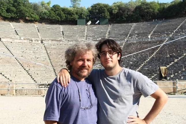 Τρύπιο Βαρέλι στο θέατρο Αλκμήνη - Πατέρας και γιος ένωσαν τις δυνάμεις τους για την θεατρική παράσταση