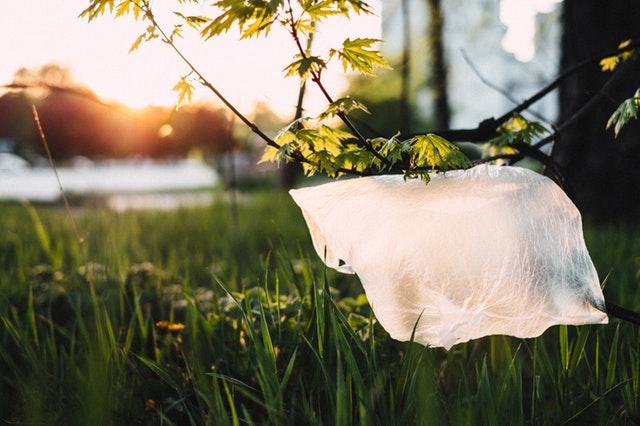 «Ναι μεν, αλλά» από τις περιβαλλοντικές οργανώσεις για τη μείωση στη χρήση της πλαστικής σακούλας