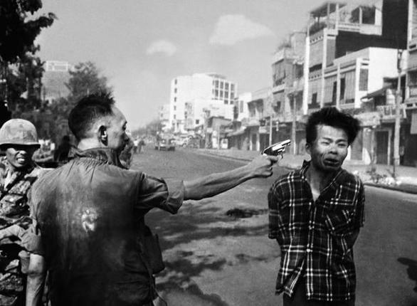 Η αλήθεια μιας φωτογραφίας που τραβήχτηκε την 1η Φεβρουαρίου του '68 κι έγινε το σύμβολο της βαρβαρότητας του Πολέμου στο Βιετνάμ
