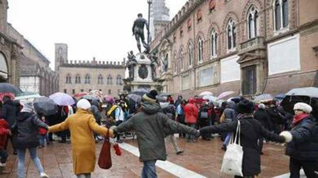 Μαζικές συγκεντρώσεις σε 300 πόλεις της Ιταλίας υπέρ των προσφύγων