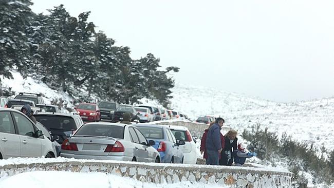 Διακοπή της κυκλοφορίας στη λεωφόρο Πάρνηθας λόγω χιονόπτωσης