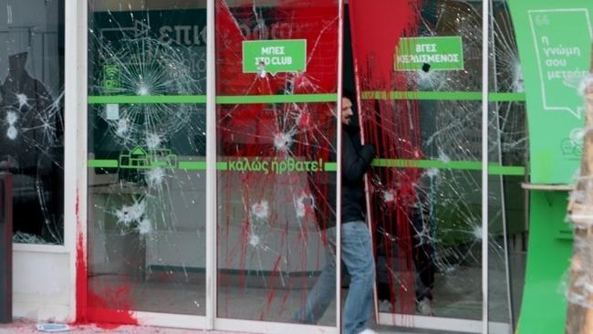 Επίθεση Ρουβικώνα σε κατάστημα στην Πειραιώς