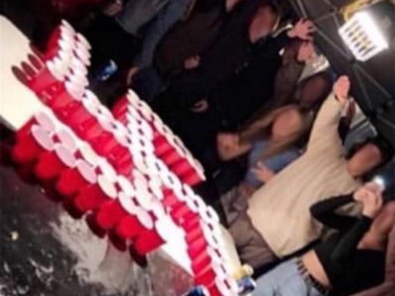 Μαθητές λυκείου ύψωσαν τα χέρια στον ναζιστικό χαιρετισμό πλάι σε μια σβάστικα φτιαγμένη από πλαστικά ποτήρια, προκαλώντας σάλο