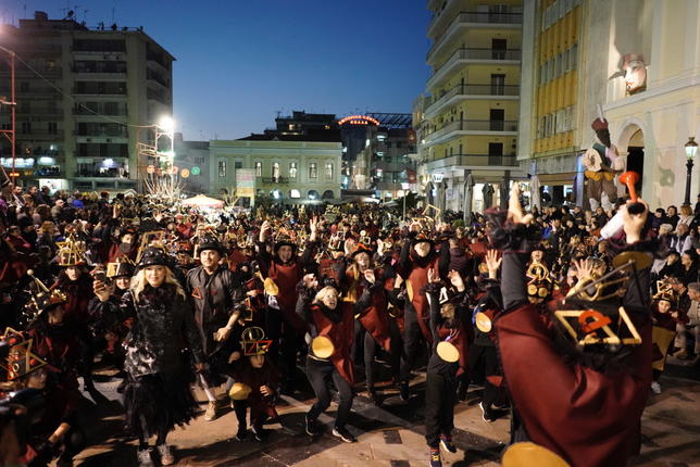 Πάνω από 40.000 καρναβαλιστές ξεχύθηκαν στους δρόμους της Πάτρας