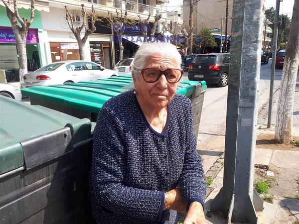 Τι λέει η 90χρονη που συνέλαβαν οι αστυνομικοί επειδή πουλούσε τερλίκια