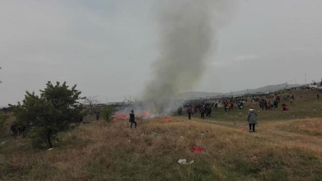 Δακρυγόνα στον αυτοσχέδιο καταυλισμό που έχουν στήσει πρόσφυγες στα Διαβατά