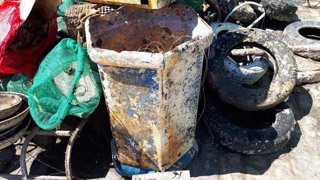Νάουσα Πάρος: 1500 κιλά σκουπίδια έβγαλαν από το βυθό στο λιμανάκι της