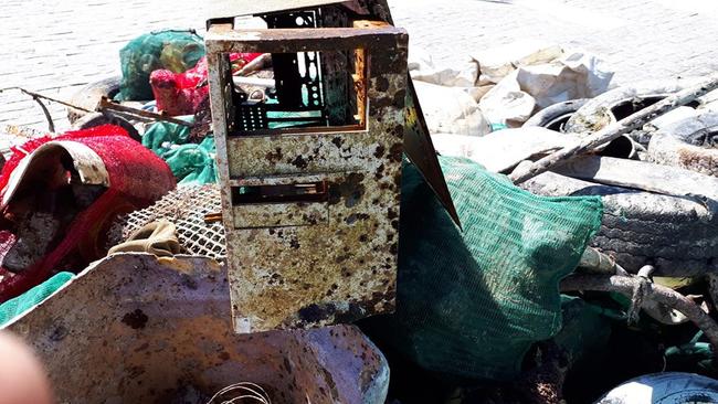 Νάουσα Πάρος: 1500 κιλά σκουπίδια έβγαλαν από το βυθό στο λιμανάκι της