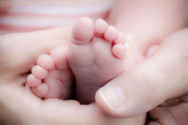 Γεννήθηκε το πρώτο μωράκι με ρομποτικά υποβοηθούμενη μεταμόσχευση μήτρας