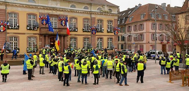 Γαλλία: Συγκρούσεις μεταξύ κίτρινων γιλέκων και δυνάμεων της τοπικής αστυνομίας