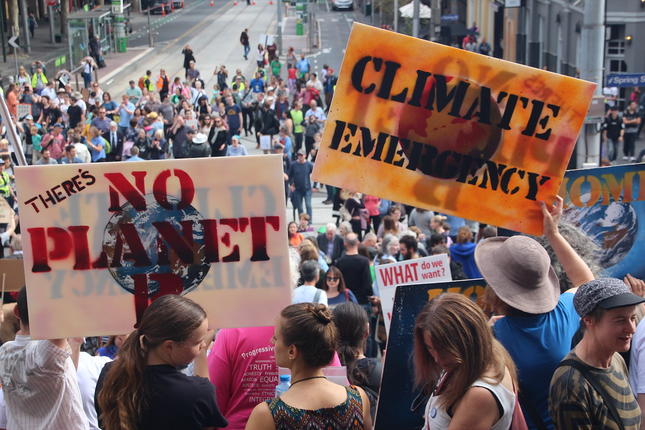 Βρετανία: Τουλάχιστον 120 συλλήψεις ακτιβιστών που διαμαρτύρονται για την κλιματική αλλαγή στο Λονδίνο