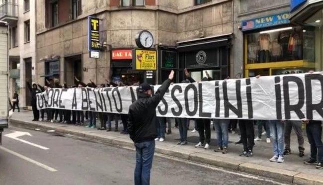 Ιταλία: Οπαδοί της Λάτσιο σήκωσαν φασιστικό πανό υπέρ του Μουσολίνι (Βίντεο)