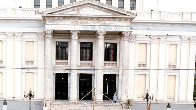 Η ιστορική αυλαία του Δημοτικού Θεάτρου Πειραιά επιστρέφει 93 χρόνια μετά