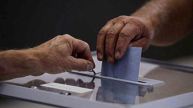 Κομματικοί υποψήφιοι ή "αντάρτες"; Πρόσωπα ή ιδέες; Facebook ή καφενείο; Πώς ψηφίζουν οι πολίτες στις αυτοδιοικητικές εκλογές