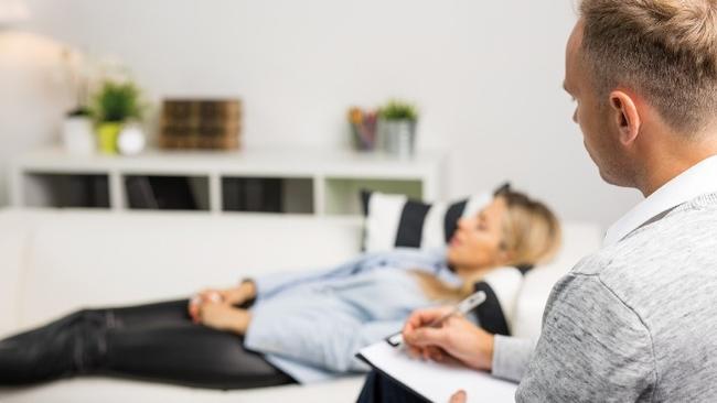 Γιατί η θεραπευτική ύπνωση δρα πιο γρήγορα από άλλες ψυχοθεραπευτικές μεθόδους