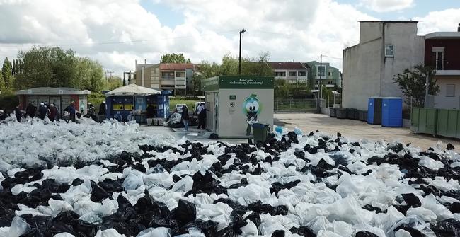 Νέο παγκόσμιο ρεκόρ Γκίνες Ανταποδοτικής Ανακύκλωσης για τις περισσότερες γυάλινες φιάλες
που ανακυκλώθηκαν σε μία εβδομάδα! (ΒΙΝΤΕΟ)
