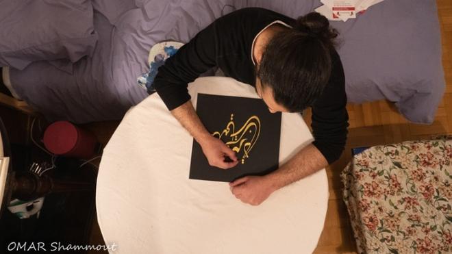 Σύρος πρόσφυγας μετατρέπει λέξεις και φράσεις σε καλλιγραφική τέχνη