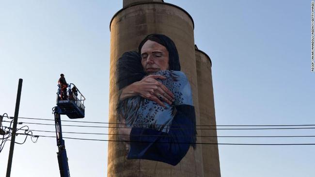 "Φάρος ανεκτικότητας" η τοιχογραφία στη Μελβούρνη που απεικονίζει την Τζασίντα Άρντερν να αγκαλιάζει μία μουσουλμάνα γυναίκα